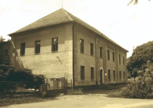 Obecní škola v Bratronicích. (zdroj: Wikimedia Commons)
