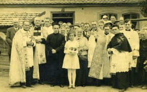 Účastníci primiční mše v Bratronicích 1935. (zdroj: Obecní škola v Bratronicích. (zdroj: Wikimedia Commons)