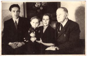 Jindřich Braun, syn Otakar, manželka Helena a Otakar Volman (cca 1953)