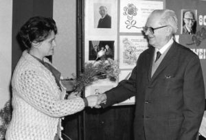 Jan Schneeweis a ředitelka berounské knihovny Věnka Novotná na výstavě k Schneeweisovu životnímu jubileu v roce 1984.