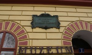 Pamětní deska na budově bývalé fary (dnes muzea) v Litni (zdroj: Wikipedie)