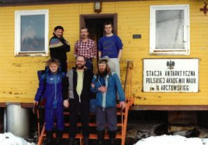 Na polské stanici. Miroslav Stuchlík vpravo dole. Vlevo Kamil Suchánek